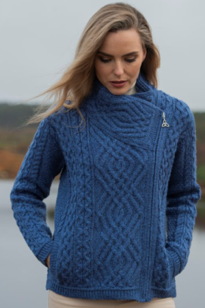 Cable sweater m. lynlås i side. Blå
