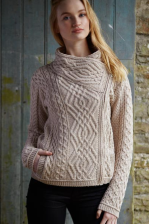Cable sweater m. lynlås i side. Pastinak